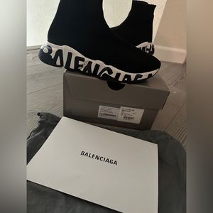 Balenciaga authentic WOMEN'S SPEED RECYCLED KNIT GRAFFITI SNEAKER IN BLACK/WHITE